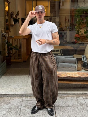 Bershka Spodnie Jogger W Kratę Mężczyzna Czarny