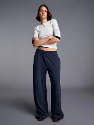 Bershka Spodnie Jogger Z Dzianiny Dresowej Kobieta Granatowy