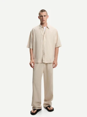 Bershka Spodnie Jogger Z Mieszanki Lnu Z Szerokimi Nogawkami Mężczyzna Beżowy