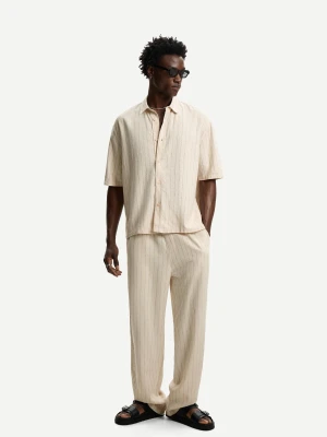 Bershka Spodnie Jogger Z Mieszanki Lnu Z Szerokimi Nogawkami Mężczyzna Beżowy