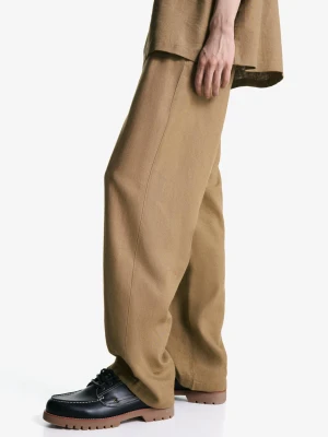 Bershka Spodnie Jogger Z Mieszanki Lnu Z Szerokimi Nogawkami Mężczyzna Wielbłądzi