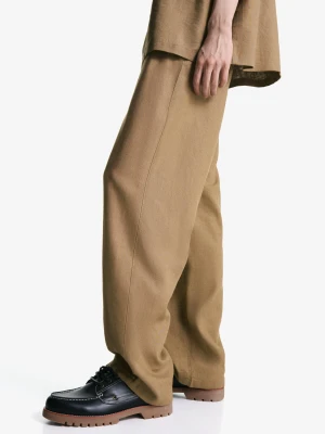 Bershka Spodnie Jogger Z Mieszanki Lnu Z Szerokimi Nogawkami Mężczyzna Wielbłądzi