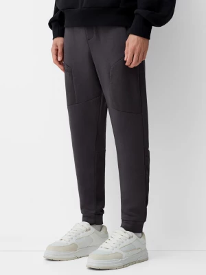 Bershka Spodnie Jogger Z Technicznego Materiału Mężczyzna Szary