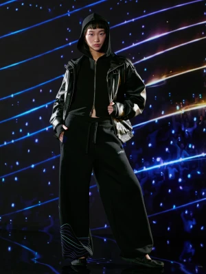 Bershka Spodnie Kpop Demon Hunters Huntr/X Z Dzianiny Dresowej O Kroju Barrel Z Nadrukiem Kobieta Czarny