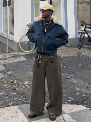 Bershka Spodnie Megabaggy Woskowane Mężczyzna Khaki