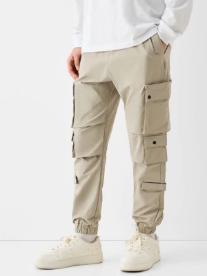 Bershka Spodnie Multicargo Z Tkaniny Technicznej Mężczyzna Wielbłądzi