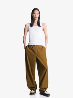 Bershka Spodnie O Kroju Balloon Mężczyzna Brązowy