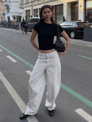 Bershka Spodnie O Kroju Balloon W Paski Kobieta Biały Złamany