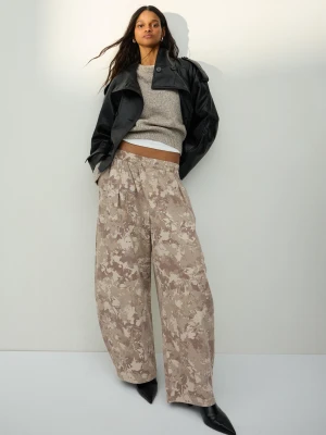Bershka Spodnie O Kroju Balloon Z Nadrukiem Kobieta Piaskowy