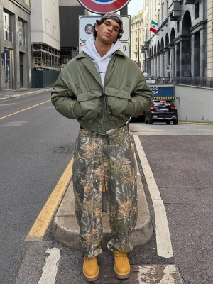 Bershka Spodnie O Kroju Balloon Z Nadrukiem Mężczyzna Zielony