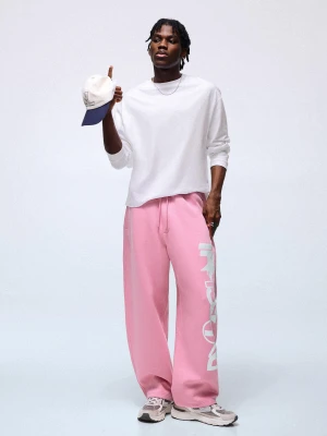 Bershka Spodnie O Kroju Balloon Z Nadrukiem Z Boku Mężczyzna Różowy