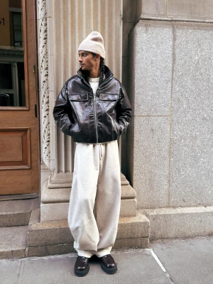 Bershka Spodnie O Kroju Balloon Z Zakładkami Z Flauszu Mężczyzna Piaskowy