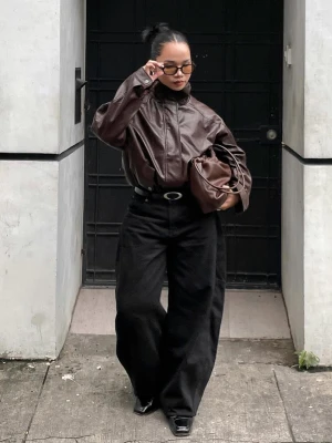 Bershka Spodnie O Kroju Barrel Kobieta Czarny