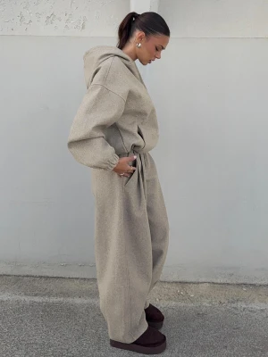 Bershka Spodnie O Kroju Barrel Z Efektem Wełny Kobieta Ciemnobeżowy