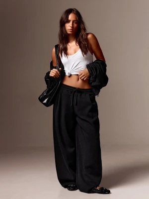 Bershka Spodnie O Kroju Barrel Kobieta Czarny