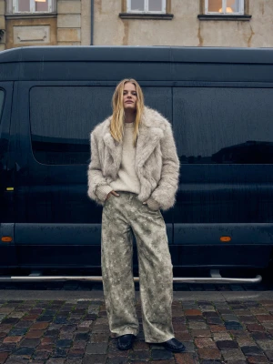 Bershka Spodnie O Kroju Barrel Z Nadrukiem Kobieta Wielokolorowy