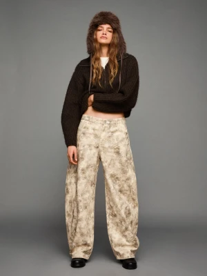 Bershka Spodnie O Kroju Barrel Z Nadrukiem Kobieta Wielokolorowy