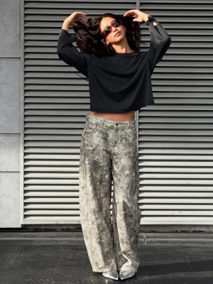 Bershka Spodnie O Kroju Barrel Z Nadrukiem Kobieta Wielokolorowy