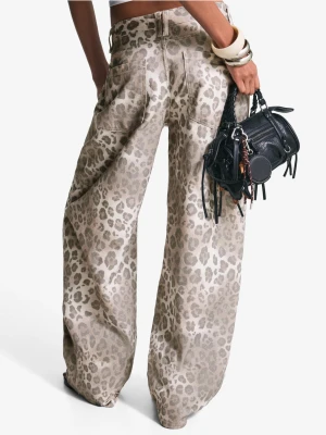 Bershka Spodnie O Kroju Barrel Z Nadrukiem Kobieta Wielokolorowy