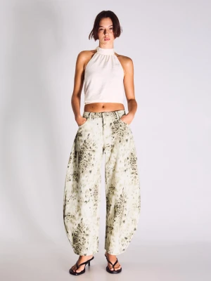 Bershka Spodnie O Kroju Barrel Z Nadrukiem Kobieta Wielokolorowy