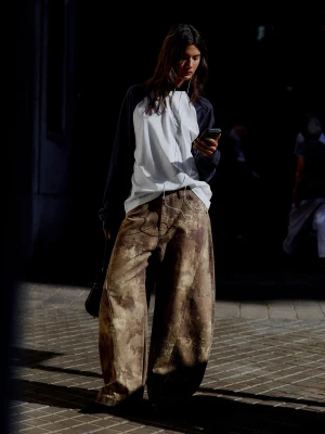 Bershka Spodnie O Kroju Barrel Z Nadrukiem Kobieta Wielokolorowy