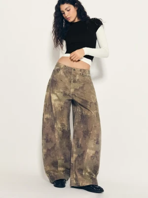 Bershka Spodnie O Kroju Barrel Z Nadrukiem Kobieta Wielokolorowy