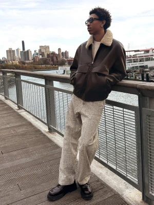 Bershka Spodnie O Kroju Barrel Z Nadrukiem Mężczyzna Brązowy