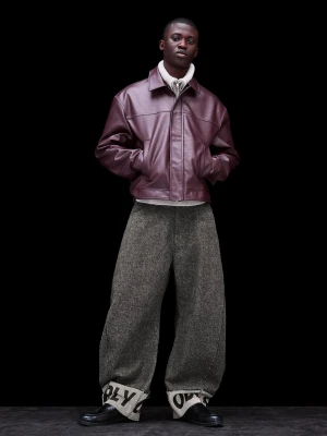 Bershka Spodnie O Kroju Barrel Z Nadrukiem Na Dole Mężczyzna Ciemnoszary