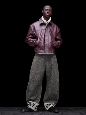 Bershka Spodnie O Kroju Barrel Z Nadrukiem Na Dole Mężczyzna Ciemnoszary