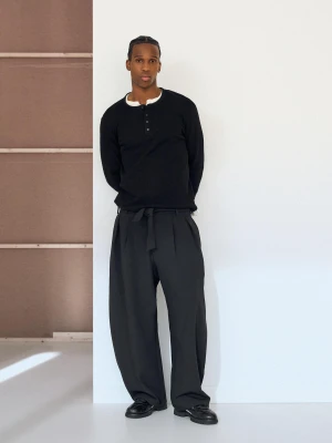 Bershka Spodnie O Kroju Barrel Z Paskiem Mężczyzna Czarny