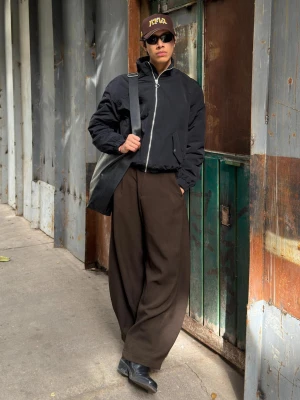 Bershka Spodnie O Kroju Barrel Z Przeszyciami Mężczyzna Brązowy