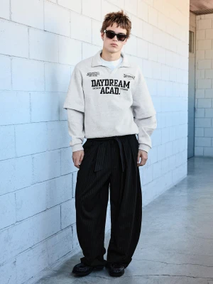 Bershka Spodnie O Kroju Barrel Z Zakładkami I Paskiem Mężczyzna Biały / Czarny