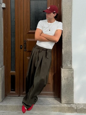 Bershka Spodnie O Kroju Barrel Z Zakładkami I Paskiem Mężczyzna Khaki
