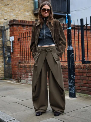 Bershka Spodnie O Kroju Barrel Z Zakładkami Kobieta Ciemnobeżowy