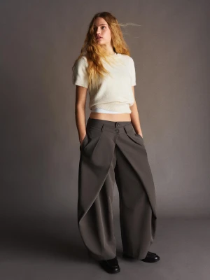 Bershka Spodnie O Kroju Barrel Z Zakładkami Kobieta Ciemnobeżowy