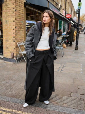 Bershka Spodnie O Kroju Barrel Z Zakładkami Kobieta Czarny