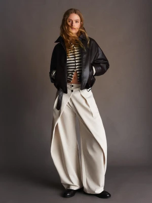 Bershka Spodnie O Kroju Barrel Z Zakładkami Kobieta Kremowy