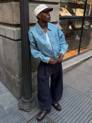 Bershka Spodnie O Kroju Barrel Z Zakładkami Tailoring Mężczyzna Granatowy