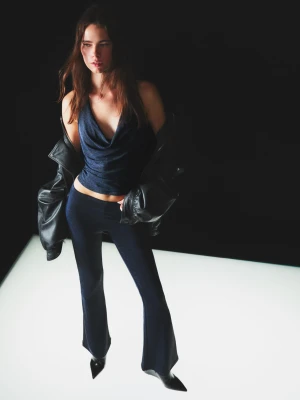 Bershka Spodnie O Kroju Flare Błyszczące Kobieta Granatowy