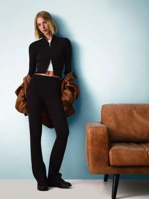 Bershka Spodnie O Kroju Flare Kobieta Brązowy