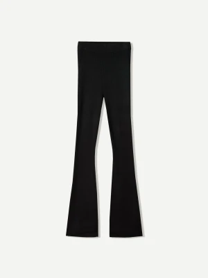 Bershka Spodnie O Kroju Flare Kobieta Czarny
