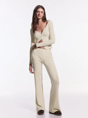 Bershka Spodnie O Kroju Flare Soft Touch Kobieta Kremowy