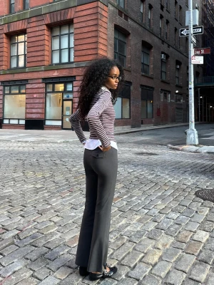 Bershka Spodnie O Kroju Flare Z Bengalinu Kobieta Szary