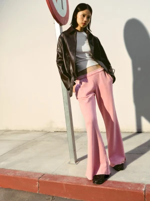 Bershka Spodnie O Kroju Flare Z Dzianiny Dresowej Z Postrzępionym Dołem Kobieta Różowy
