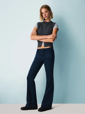 Bershka Spodnie O Kroju Flare Z Kieszeniami Z Patkami Kobieta Granatowy
