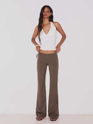 Bershka Spodnie O Kroju Flare Z Niskim Stanem Kobieta Ciemnobeżowy
