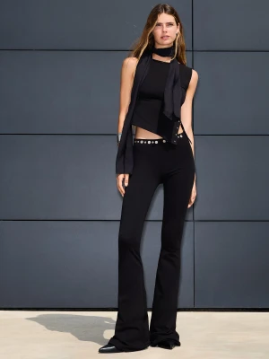 Bershka Spodnie O Kroju Flare Z Oczkami W Pasie Kobieta Czarny