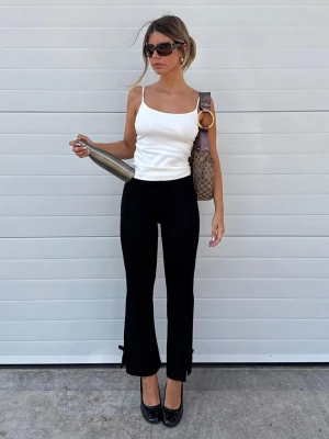 Bershka Spodnie O Kroju Kick Flare Z Kokardami Kobieta Czarny