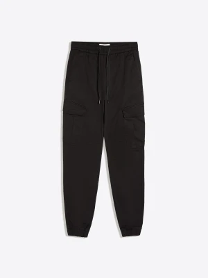 Bershka Spodnie O Kroju Slim Typu Jogger Cargo Mężczyzna Czarny