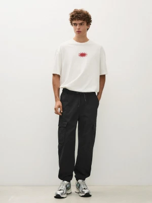 Bershka Spodnie O Kroju Slim Typu Jogger Cargo Mężczyzna Czarny
